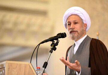 امام جمعه شیراز: اگر کسی تحت فشارهای تحریم از دین برگردد کافر می‌میرد/ دل‌های مردم اروپا و آمریکا با ما است