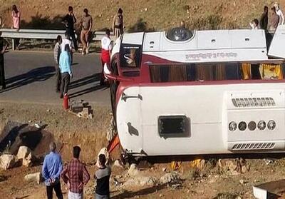 انحراف از جاده اتوبوس حامل زائران ایرانی؛ ۴۳ نفر مصدوم شدند
