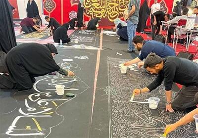 کتیبه‌نویسی به صورت بداهه در مسیر راهپیمایی جاماندگان اربعین حسینی - تسنیم