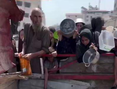 تصاویری تلخ از جمع‌آوری غذا از کف زمین توسط کودک فلسطینی