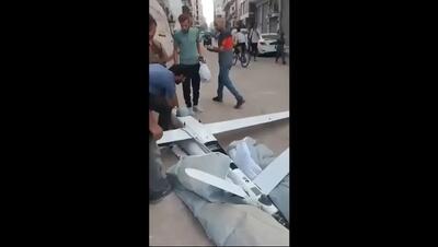 مردم غزه یک پهپاد اسرائیلی را به غنیمت گرفتند (فیلم)