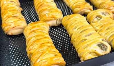 طرز تهیه اشترودل پنیری با پنیر صبحانه و خمیر خانگی!