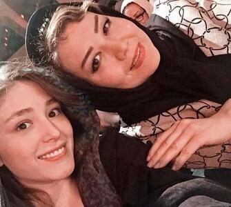 عکس/ ژست‌های دیده نشده و احساسی فرشته حسینی در کنار خانواده اش | اقتصاد24