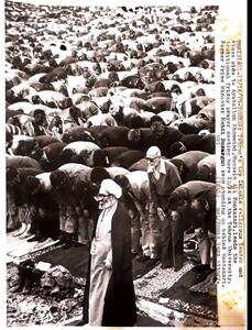عکس دیده نشده آیت‌الله منتظری و بازرگان ۴۶ سال پیش در نماز جمعه | اقتصاد24