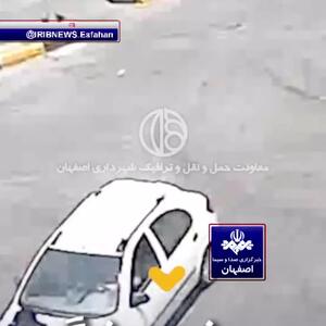 برخورد شدید موتورسیکلت با خودروی تیبا
