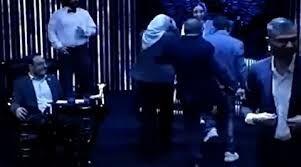 لحظات کتک زدن مهمان برنامه توسط سیامک انصاری/ ویدئو