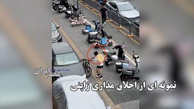 نمونه ای از اخلاق مداری ژاپنی / رفتار تحسین‌برانگیز نوجوان ژاپنی پس از آسیب‌زدن به خودرو (فیلم)