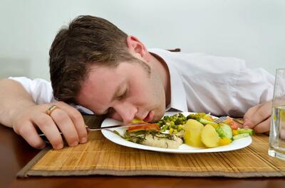 تغذیه مناسب برای کاهش خواب‌آلودگی و کسل بودن در طول روز از دیدگاه طب سنتی