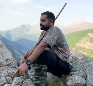 آواز اصیل؛ صدای خوش چوپان کم سن که خیلیم خوش چهرس و ژست گرفته برای گله میخونه