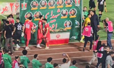 تقدیم گل به شهدای اقتدار وطن توسط بازیکنان پرسپولیس و فجرسپاسی (فیلم)