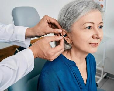 عینک هوشمند جایگزین سمعک می‌شود؟