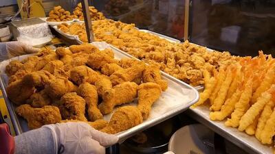 طرز تهیه مرغ و میگوی سوخاری در سئول (فیلم)