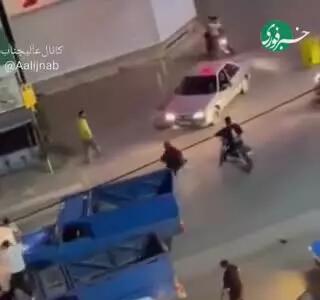 وحشت در چالوس؛ حمله به پژو ۲۰۶ و پاسخ راننده با مسلسل کلاشنیکف!