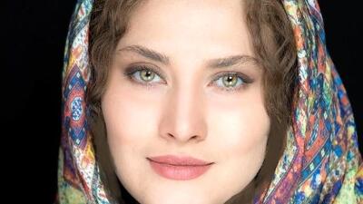 نگاهی به چیدمان لاکچری منزل ساناز سعیدی ؛ از لوسترهای چشمگیر و مبلمان و میز غذاخوری و مجسمه تا کتابخانه‌ای که دل هر بیننده‌ای را می‌برد