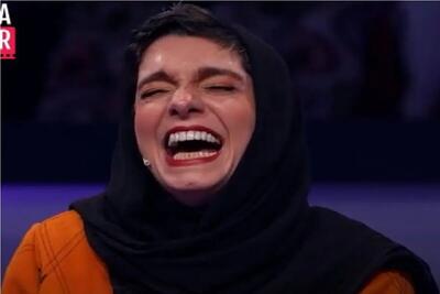 سکانس خندان؛ سیامک انصاری مچ الیکا عبدالرزاقی حین غیبت میگیره فقط خنده هاش