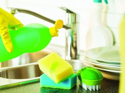خطرات باقی‌ماندن مایع ظرفشویی روی ظرف و روش شست‌وشوی صحیح