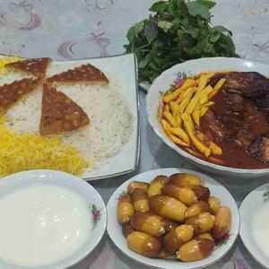 قیمه بادمجون وپلو زعفرانی وماست خانگی..تایم ناهار..😋نوش نگاهتان 🌿🍒🍒🍒🍒🍒🍒🌿