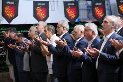عکس/ نماز خواندن پزشکیان در مسجد کبود ایروان