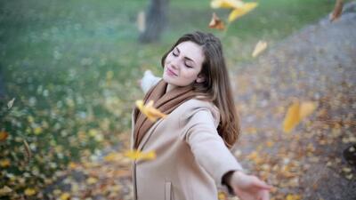 شادی و خوشحالی در تنهایی | زمان تنهایی شما خوشحال تر هستید؟ / آیا زمانی که تنهاترید بهتر رشد می‌ کنید؟ دو نشانه مهم که بیانگر خوشحالی شما در تنهایی است