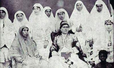 عکسی از سنگ قبر دختر ناصرالدین‌شاه در بهشت زهرای تهران