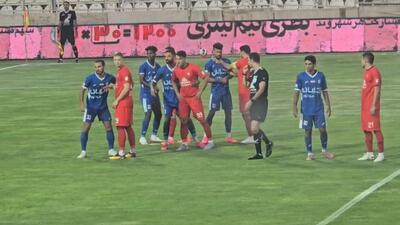 درگیری شجاع خلیل‌زاده با رامین رضاییان هنگام ضربه ایستگاهی تراکتور مقابل استقلال