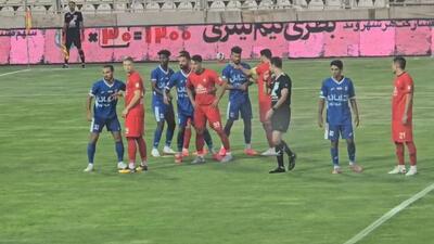 درگیری شجاع خلیل‌زاده با رامین رضاییان هنگام ضربه ایستگاهی تراکتور مقابل استقلال
