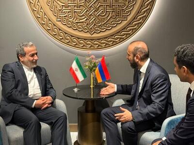 دیدار وزیر خارجه ایران با همتای ارمنستانی در حاشیه سفر رئیس جمهور به این کشور