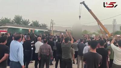 فیلم لحظه خوشحالی و بوسه فرستادن پدر خانواده لارستانی بعد از اعدام در ملاعام قاتل بی رحم / خیالم راحت شد اعدامش کردم ...