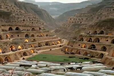 معماری خلاقانه؛ قبیله شهرگریز تو کوه ها خونه ساختن جای لامپ مشعل دارن شبش رویایی میشه