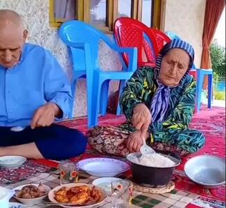 آواز محلی؛ مادر بزرگ پیر عشایری برا آقاشون ناهار خوش طعم پخته با یه آهنگ عشقی میکنن