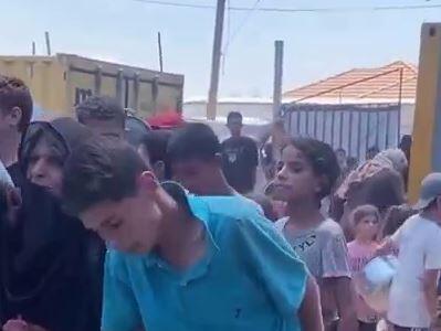 نوجوان فلسطینی در جست‌وجوی غذا میان محاصره غزه