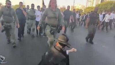 رفتار خشونت آمیز زنان پلیس اسرائیلی با معترضان