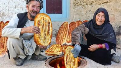 پخت نان سنتی و سیب‌زمینی سرخ‌کرده توسط زوج سالخورده در افغانستان (فیلم)