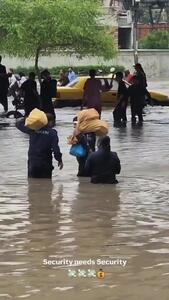ببینید؛ حمل دستی کیسه‌های پول در سیل کراچی