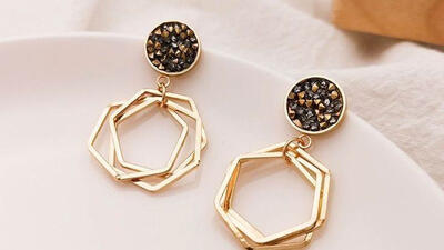 🌸 گوشواره‌ های مدرن و ظریف؛ راز جذابیت در استایل روزمره