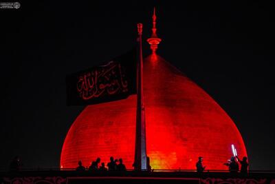 عکس/ برافراشته شدن پرچم عزای پیامبر اعظم(ع) بر فراز ایوان نجف