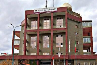 ۴ نفر در وضعیت مستی، با رفتارهای هنجارشکنانه به کادر درمان و چند بیمار حمله‌ور شدند/ تعدادی از پرستاران مورد ضرب‌ و شتم قرار گرفتند، چند تن از نیروهای حراست نیز آسیب دیدند/ چند پرستار و همراه بیمار دچار شکستگی در ناحیه دست و امثال آن شدند/ با همکاری نیروی انتظامی، افراد خاطی مهار شدند/ خوشبختانه وضعیت جسمانی افراد آسیب‌دیده، رضایت‌بخش است