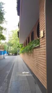 ساختمانی سرسبز در خیابان فرشته