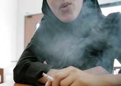 مدارس دخترانه یا سیگار فروشی؟ ؛ آمار نگران کننده از دختران سیگاری