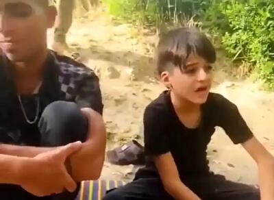 آواز محلی؛ پسر دوره گرد نشست خستگی در کنه آهنگ خوند چه صدای قوی داره با وجود بچگیش