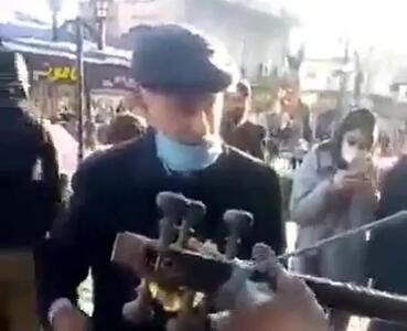 آواز اصیل؛ صدای خوش و پر مسمای پیرمرد خوشتیپ که مردم رو دور خودش جمع کرده انقدر محشره