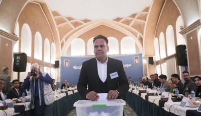 حضور پررنگ و عجیب رئیس هیئت فوتبال یک استان در تهران و کنار زمین