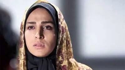 چیدمان عاشقانه میز تولد همسر به سبک سوگل طهماسبی؛ نرگس کیمیا با کیک پاییزی و بادکنک‌های رنگی!