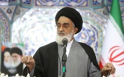 امام‌جمعه قم: شیفتگان صلح با آمریکا باید بدانند تا به راه و روش آنان تعظیم نکنید، به شما روی خوش‌نشان نمی‌دهند
