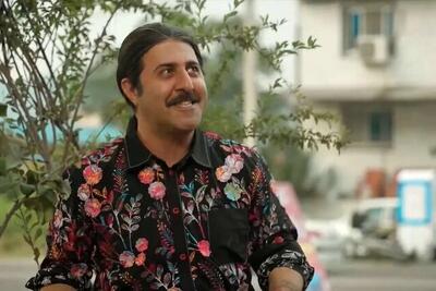 چهره و استایل متفاوت هومن حاجی عبداللهی بازیگر پایتخت در اکران عمومی فیلم «مرد عینکی»!
