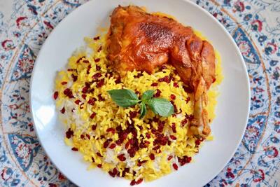 طرز تهیه زرشک پلو کارمندی با عطر دل‌انگیز زعفران +فیلم