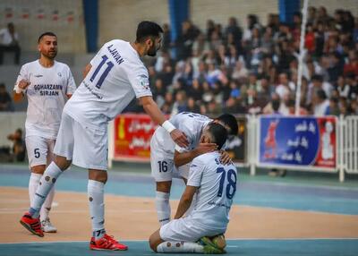 پسر طلایی فوتسال فقط مربی حریف را دریبل نزد
