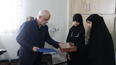 معاون رییس جمهور در امور ایثارگران با خانواده شهید اسماعیل پاشایی در بهارستان دیدار کرد