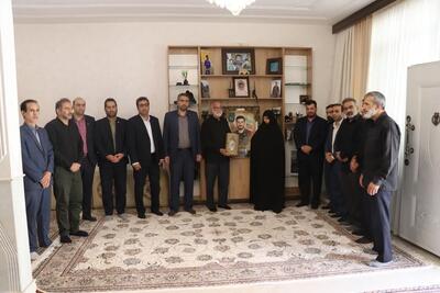 تجلیل بانک رفاه کارگران لرستان از خانواده شهید «امیرحسین طولابی»