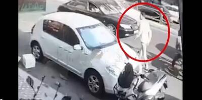 سرقت زنجیر طلا از زن جوان در خودروی شخصی در سعادت‌آباد+فیلم